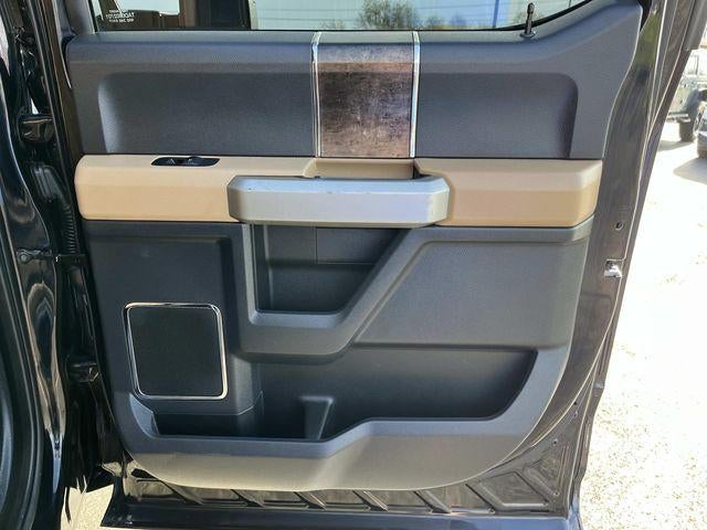 2022 Ford Super Duty F-350 DRW LARIAT 4WD Crew Cab 8' Box