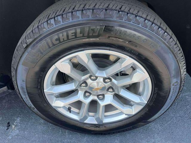 2025 Chevrolet Suburban 4WD LT