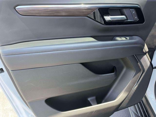 2025 Chevrolet Suburban 4WD LT