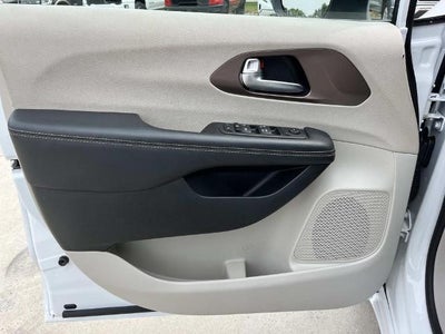2023 Chrysler Voyager LX FWD