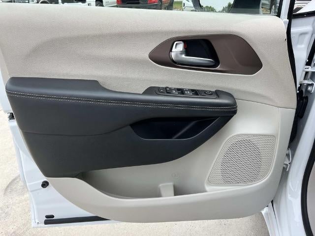 2023 Chrysler Voyager LX FWD