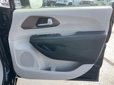 2023 Chrysler Voyager LX FWD