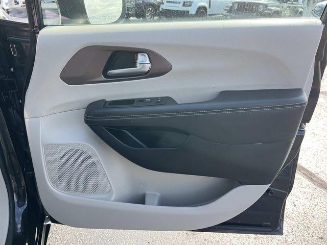 2023 Chrysler Voyager LX FWD