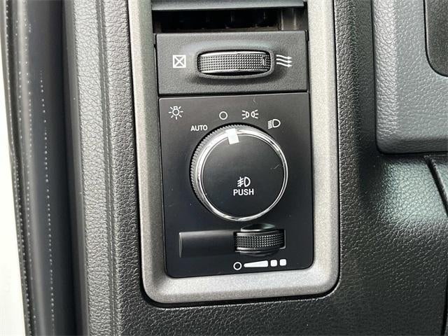 2018 RAM 3500 Chassis Cab Tradesman 4WD Crew Cab 60" CA 172.4" WB