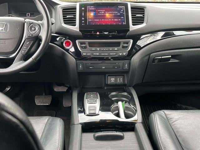 2016 Honda Pilot 2WD Touring with DVD Rear Entertainment System and Navigation