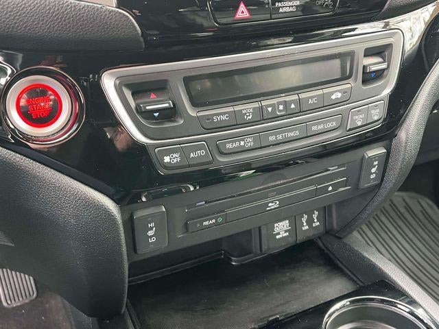 2016 Honda Pilot 2WD Touring with DVD Rear Entertainment System and Navigation