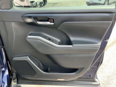 2022 Toyota Highlander XLE FWD (Natl)