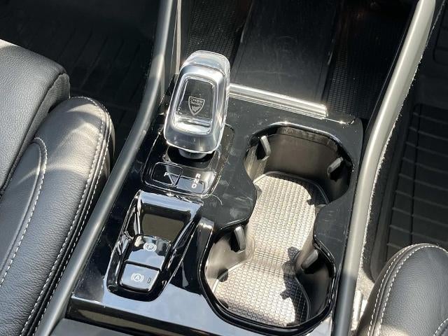 2023 Volvo XC40 B5 AWD Plus Bright Theme