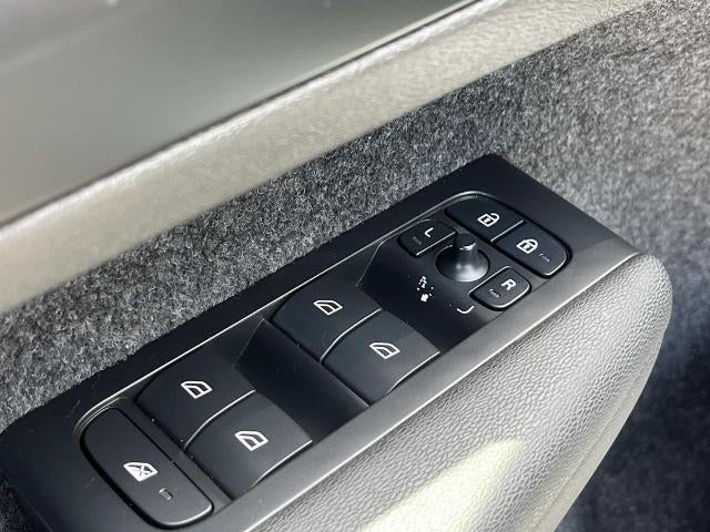 2023 Volvo XC40 B5 AWD Plus Bright Theme